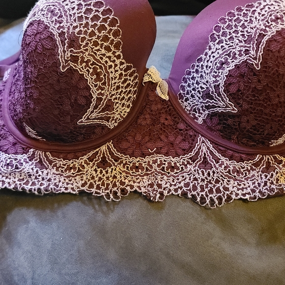 38DD Victoria's secret Bra - Picture 3 of 4